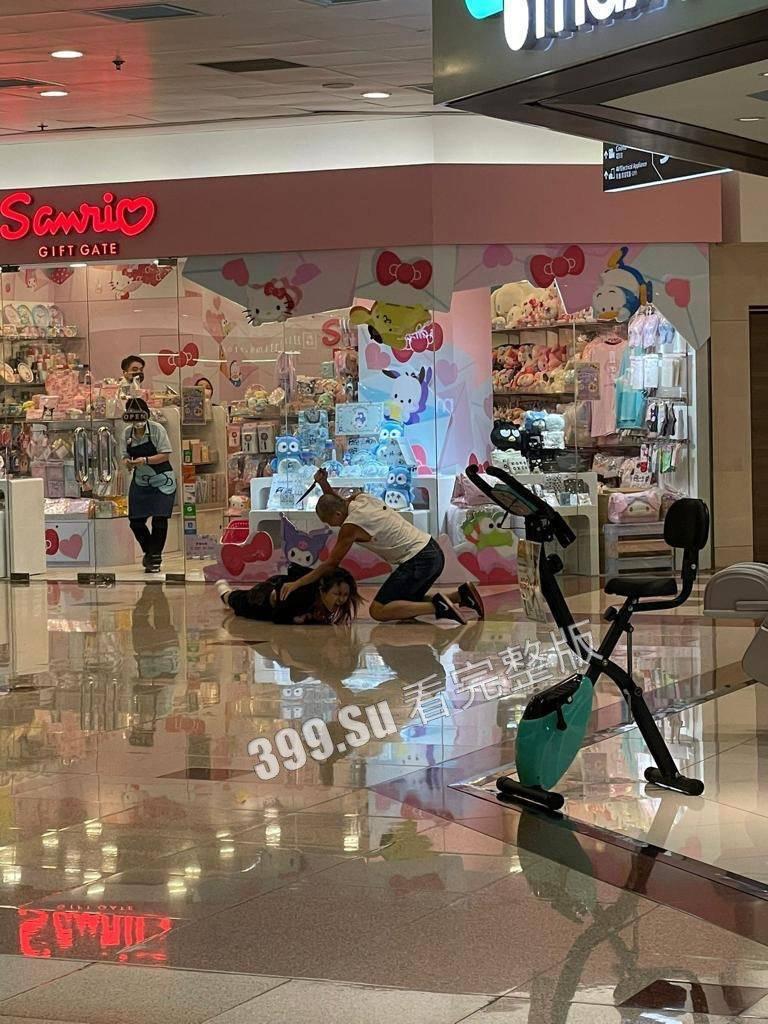 香港6月2日傍晚约5时，1男1女在钻石山荷里活广场3楼近戏院位置遭持刀追砍，被狠捅向心藏怒斩全身至少32刀，手法果断残忍-6