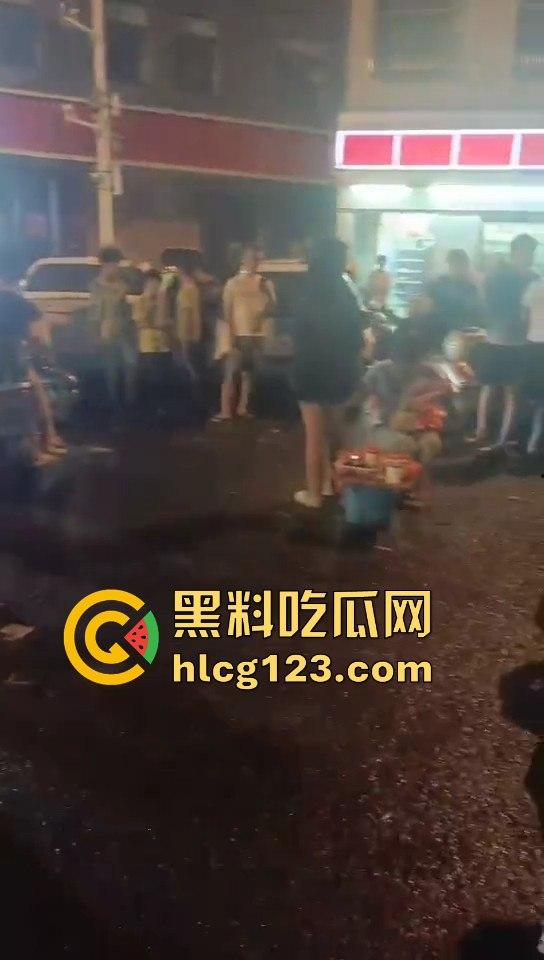 港片看多了吧！海口小姑娘也学抢劫，真以为自己是大哥啊？-3