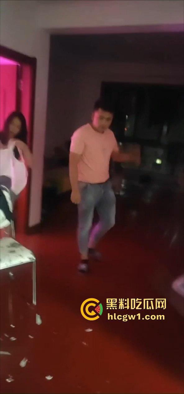 山西捉奸场面刺激！给奸夫脑门上来一菜刀，插得稳稳的，医院都不敢拔！-1