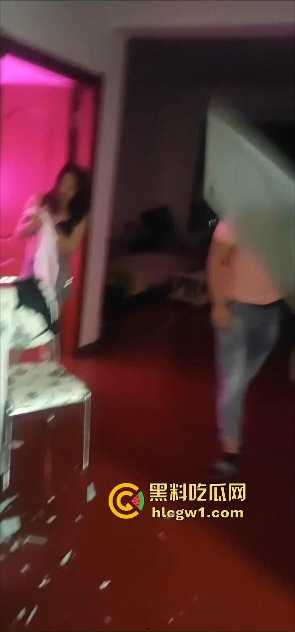 山西捉奸场面刺激！给奸夫脑门上来一菜刀，插得稳稳的，医院都不敢拔！-2