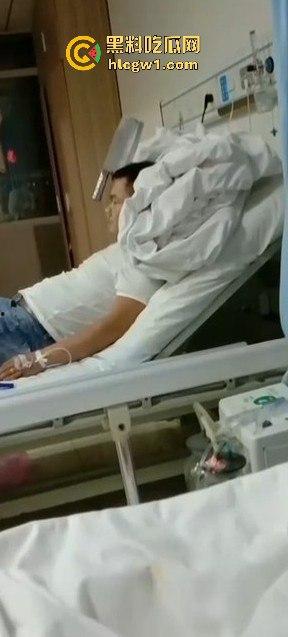 山西捉奸场面刺激！给奸夫脑门上来一菜刀，插得稳稳的，医院都不敢拔！-4