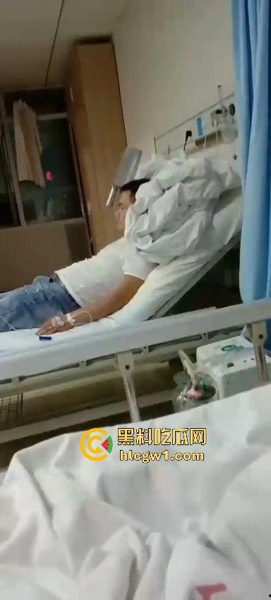 山西捉奸场面刺激！给奸夫脑门上来一菜刀，插得稳稳的，医院都不敢拔！-6