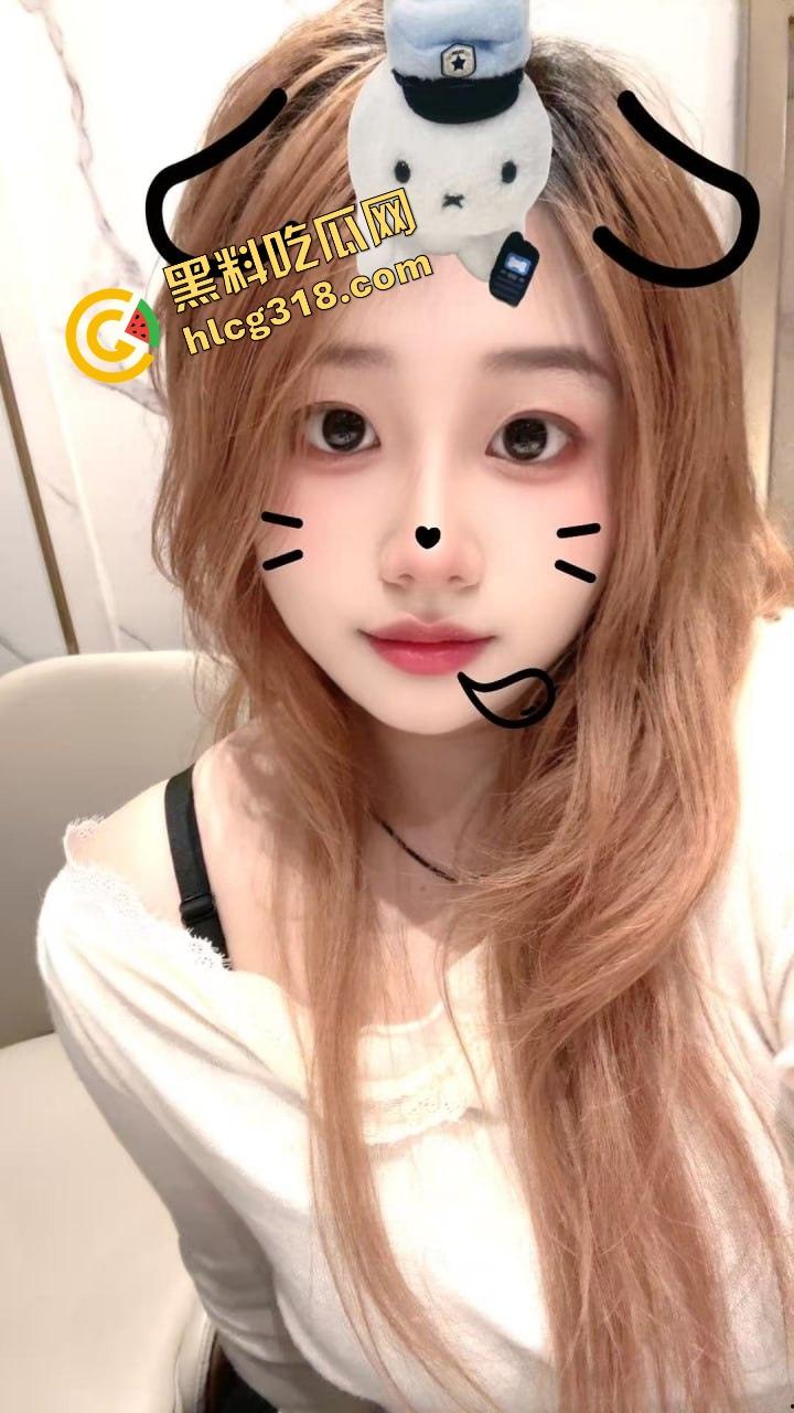 夏天太热怕逼中暑？骚货们风油精灌逼新招，一灌下去冰火两重天，逼口清凉冒烟，谁试谁知道什么叫透心凉！-1