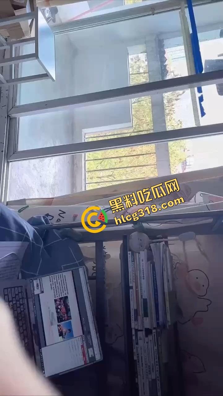 夏天太热怕逼中暑？骚货们风油精灌逼新招，一灌下去冰火两重天，逼口清凉冒烟，谁试谁知道什么叫透心凉！-4