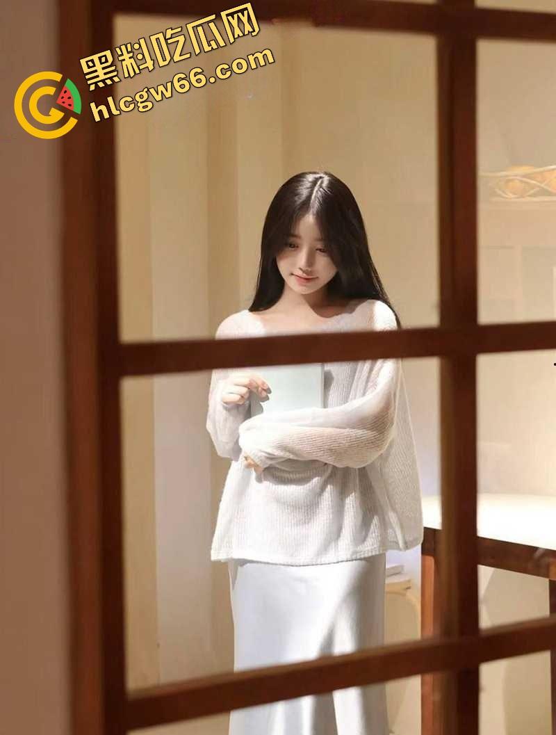 传媒院校白月光女神【灵灵】宿舍掰穴自慰视频流出，逼水拉丝半米长，背地里浪得逼都快自燃了！-2